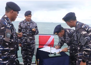 Prosesi Sertijab komandan KRI Badik-623 di haluan KRI Badik-623 yang bersandar di Dermaga Mamburungan, Pangkalan Utama TNI Angkatan Laut (Lantamal) XIII Tarakan.
