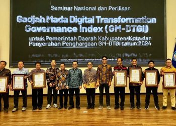 Foto bersama para peraih penghargaan Gadjah Mada Digital Transformation Governance Index.