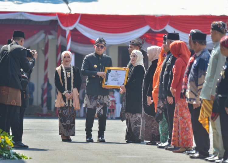 Pjs Wali Kota Surabaya Restu Novi Widiani menerima penghargaan juara umum Syariah Award 2024 dari Pj Gubernur Jatim Adhy Karyono.