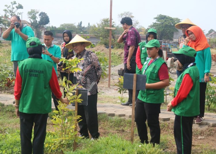 Tim juri mengunjungi lahan pertanian di pekarangan SMPN 4 Kota Kediri.