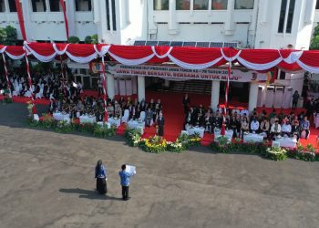 Upacara peringatan Hari Jadi ke-79 Pemerintah Provinsi Jawa Timur di halaman Balai Kota Surabaya.
