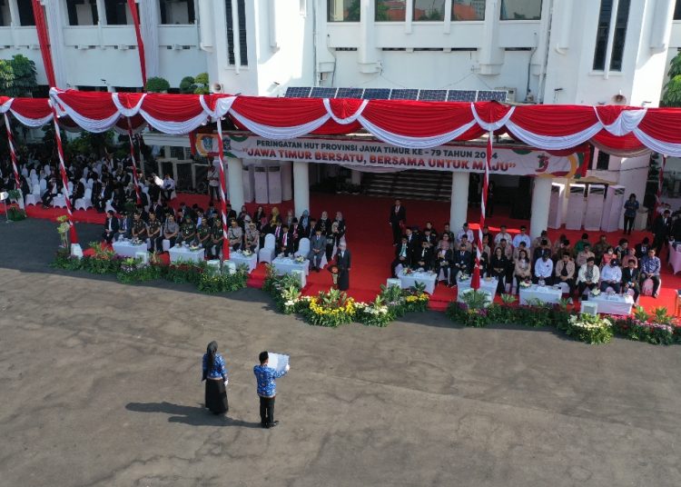 Upacara peringatan Hari Jadi ke-79 Pemerintah Provinsi Jawa Timur di halaman Balai Kota Surabaya.