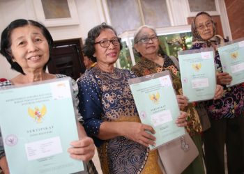 Beberapa warga usai menerima sertifikat Hak Guna Bangunan di atas Hak Pengelolaan Lahan di Balai Kota Surabaya.