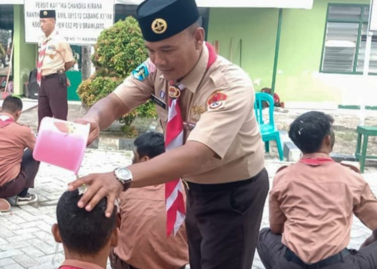 Penyiraman bunga sebagai tanda penutupan dan pelantikan anggota baru Saka Wira Kartika Pangkalan Koramil 0813-12/Kasiman, Bojonegoro.