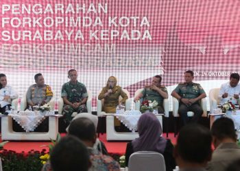 Pengarahan kepada Forum Koordinasi Pimpinan Kecamatan terkait persiapan Pilkada serentak tahun 2024 di Graha Sawunggaling Pemkot Surabaya.