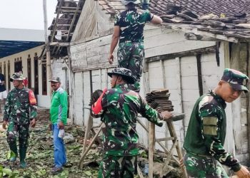 Perbaikan di salah satu rumah warga di Dusun Takolan, Desa Kendung, Kecamatan Kedungadem, Bojonegoro yangengalami kerusakan akibat angin kencang.