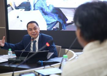 Eri Cahyadi memaparkan disertasi Program Studi S3 Pengembangan Sumber Daya Manusia (PSDM) Sekolah Pascasarjana Universitas Airlangga.