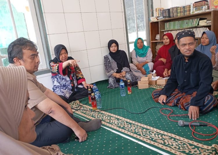 Tri Rismaharini saat di Yayasan Nurul Aziz, Gunung Putri, Situbondo.