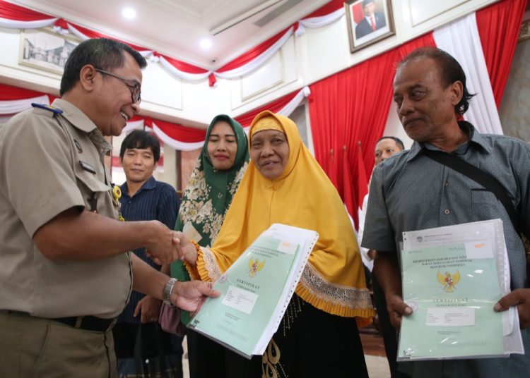Penyerahan sertifikat Hak Guna Bangunan di atas Hak Pengelolaan Lahan bagi pemegang IPT di Balai Kota Surabaya beberapa hari yang lalu.