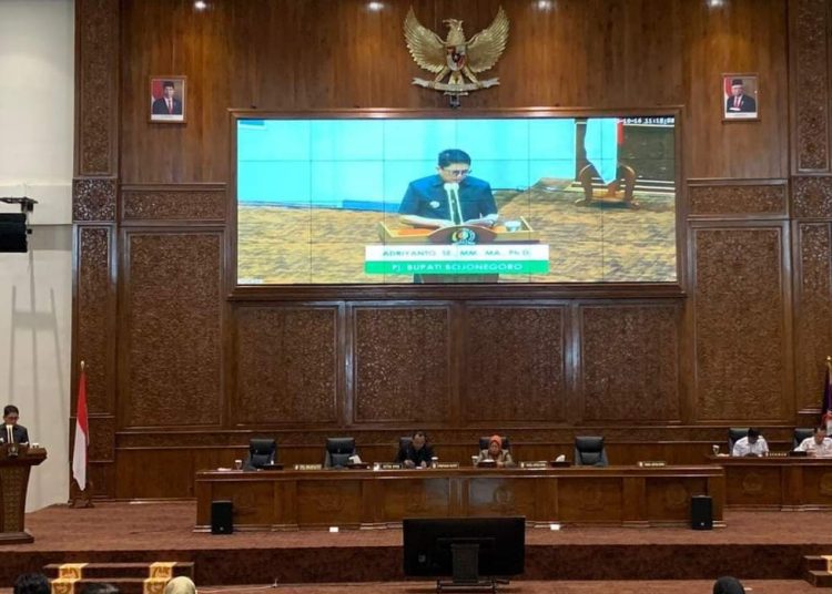 Rapat paripurna di DPRD Bojonegoro dengan agenda penyampaian jawaban bupati atas Pandangan Umum Fraksi-Fraksi DPRD terkait Raperda tentang APBD 2025.