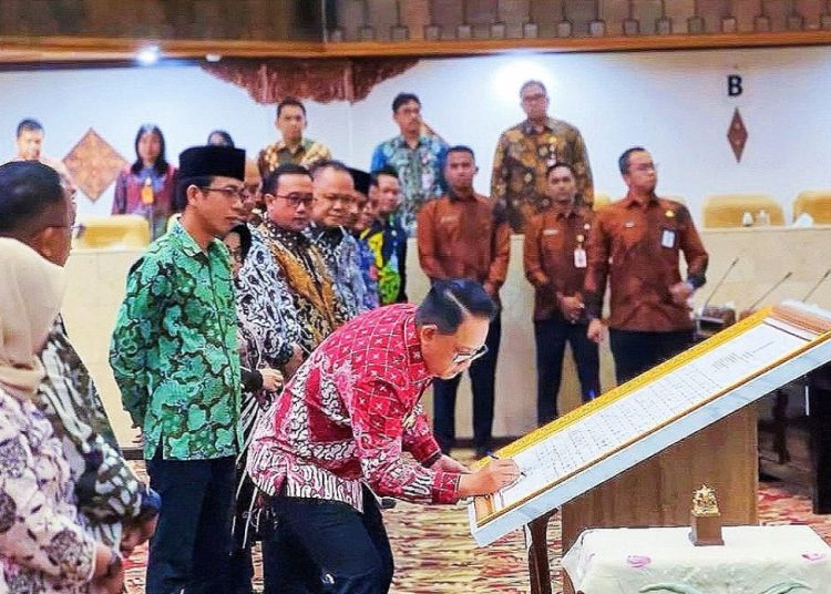 Penandatanganan komitmen bersama antikorupsi di gedung DPRD Jawa Timur.