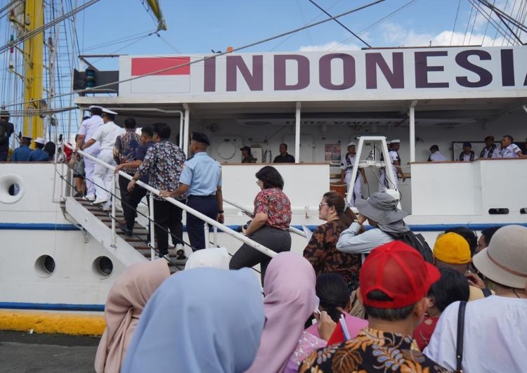 KRI Bima Suci saat singgah di Manila, Filipina.