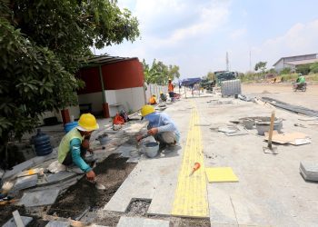 Pekerjaan radial road di Kelurahan Lontar, Kecamatan Sambikerep, Surabaya.