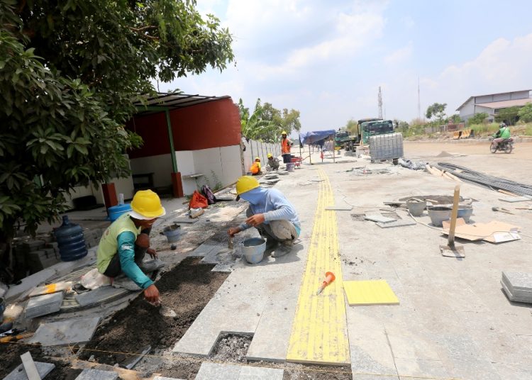 Pekerjaan radial road di Kelurahan Lontar, Kecamatan Sambikerep, Surabaya.