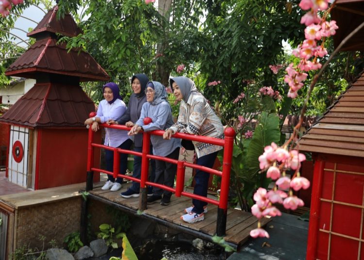 Pjs Wali Kota Surabaya Restu Novi Widiani saat mengunjungi kampung tematik Wethan Wonderland Banjarsugihan RW 1 Kelurahan Banjarsugihan, Kecamatan Tandes.