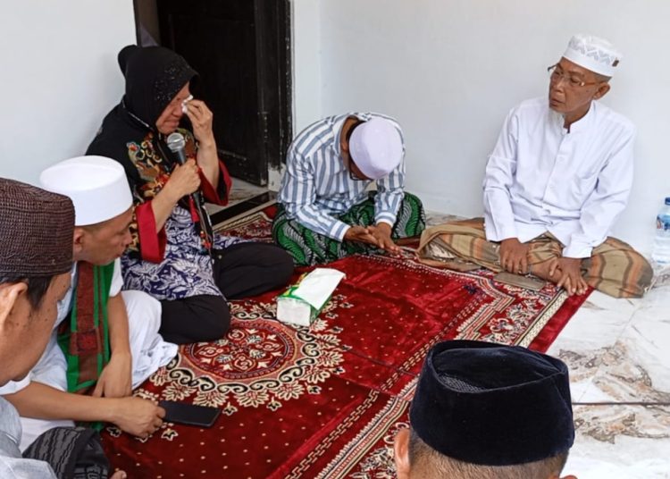 Tri Rismaharini bersama KH Syamsul Arifin, KH Subqi Adnan dan Ust.Syarifullah, dan Muhammad Ernanto, Koordinator Guru dan Pengajar Pondok Pesantren di YPP Khairus Shaleh, Situbondo.