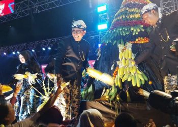 Pj Bupati Bojonegoro Adriyanto dalam Grebeg Berkah pada peringatan Hari Jadi Bojonegoro ke-347 di Alun-Alun Bojonegoro.