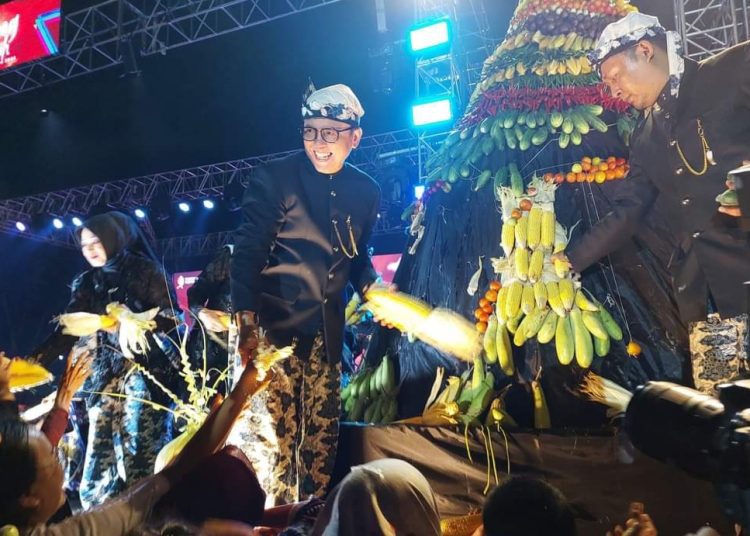 Pj Bupati Bojonegoro Adriyanto dalam Grebeg Berkah pada peringatan Hari Jadi Bojonegoro ke-347 di Alun-Alun Bojonegoro.
