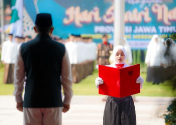 Apel Peringatan Hari Santri di halaman Gedung Negara Grahadi, Surabaya.