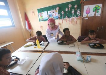 Pjs Wali Kota Surabaya Restu Novi Widiani meninjau pelaksanaan uji coba makan gratis bergizi di SDN Wonorejo V/316.