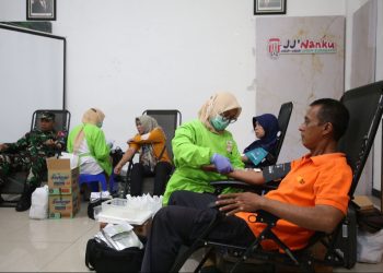 Donor darah di Kecamatan Bubutan, Surabaya.