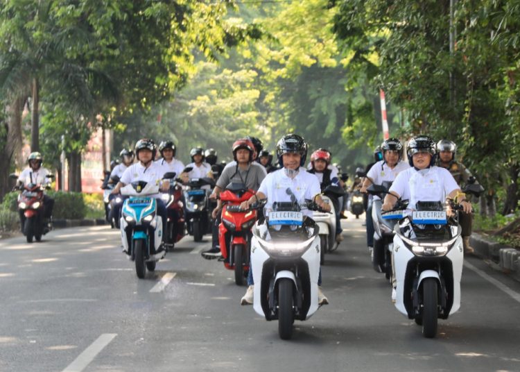 Konvoi motor listrik di kantor PLN UID Jatim menuju Balai Pemuda Surabaya.