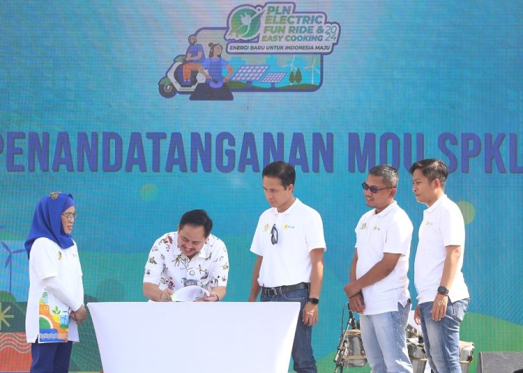 Penandatanganan MoU penambahan Stasiun Kendaraan Listrik Umum (SPKLU) di beberapa titik di Surabaya.