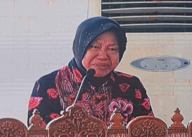 Tri Rismaharini meneteskan air mata saat memberikan sambutan dalam acara tasyakuran Hari Sumpah Pemuda dan peringatan Hari Lahir Lagu Kebangsaan Indonesia Raya ke-96 yang digelar oleh Pemuda Shiddiqiyah–Front Ketuhanan Yang Maha Esa di Pondok Pesantren Majma'al Bahroin Shiddiqiyah, Jombang.