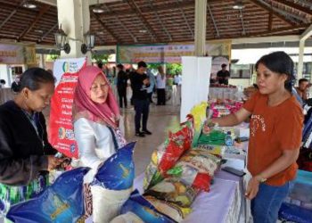 Gerakan Pangan Murah di pendopo Rumah Padat Karya Bringin, Jalan Raya Bringin, Kecamatan Sambikerep, Surabaya.