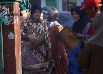 Tri Rismaharini ikut membakar sate dan berdialog dengan pedagang di sela kegiatannya di Bangkalan, Madura.