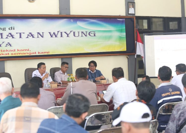 Sosialisasi rencana proyek pengaspalan dan pemasangan saluran Corrugated Concrete Sheet Pile (CCSP) di Jalan Raya Wiyung - Menganti di kantor Kecamatan Wiyung, Surabaya.