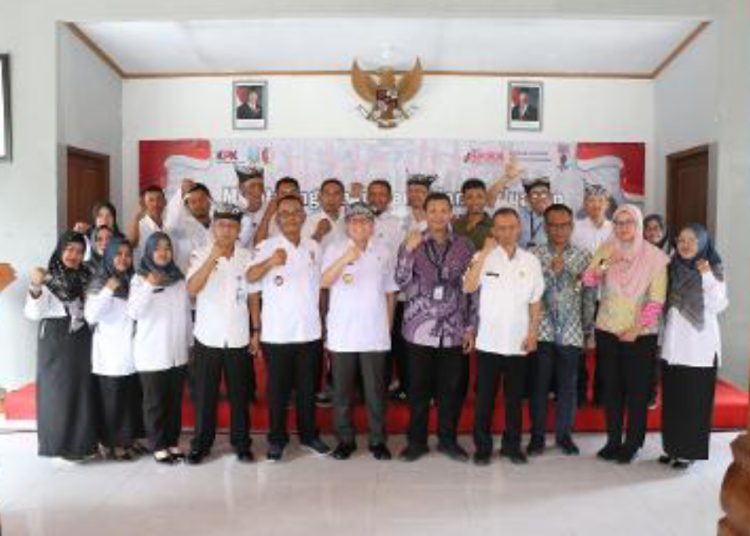 Foto bersama di sela Monitoring Hasil Penilaian Perluasan Percontohan Desa Antikorupsi di Balai Desa Kedungsumber, Kecamatan Temayang, Bojonegoro.