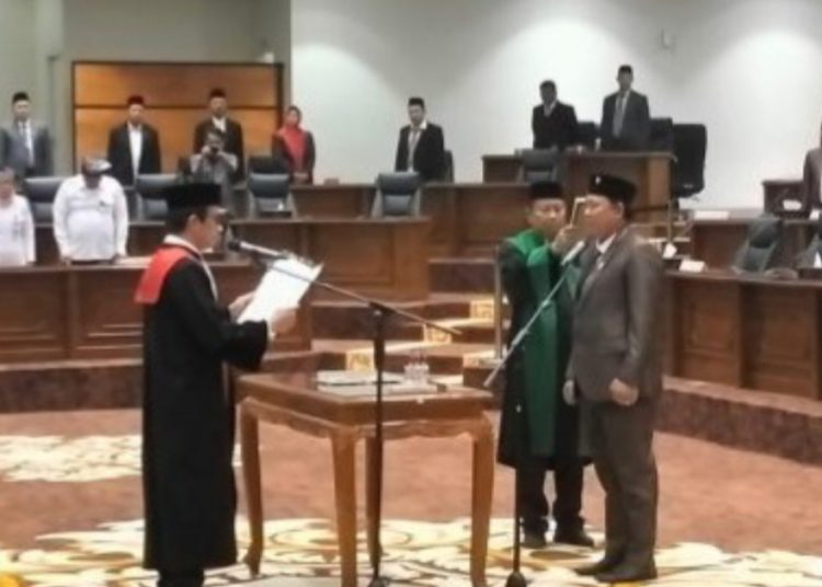 Prosesi pelantikan dan pengambilan sumpah janji Bambang Sutriyono menjadi Wakil Ketua II DPRD Bojonegoro.
