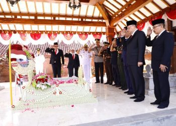 Penghormatan kepada Gubernur Soerjo dalam ziarah dan tabur bunga di Kompleks Makam Kerto Sasono Mulyo Jalan Salak, Magetan.