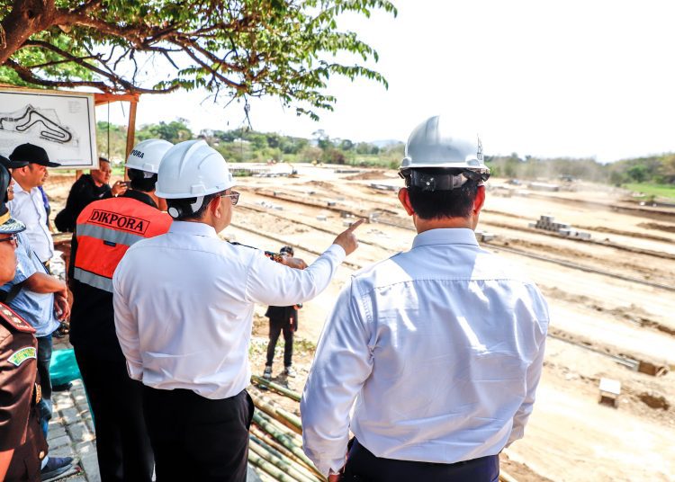 Pj Gubernur Jawa Timur Adhy Karyono saat meninjau progres pembangunan sirkuit balap Parang Magetan.