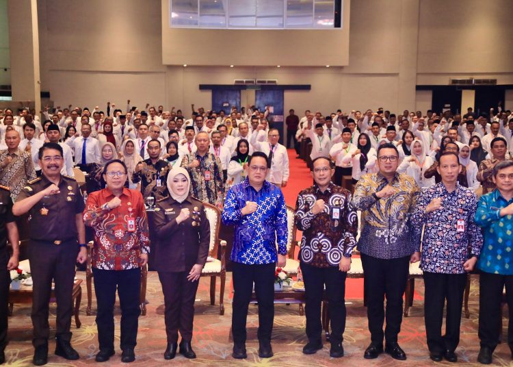 Para anggota DPRD kabupaten/kota se-Jawa Timur angkatan XVII, XVIII, XIX dan XX berfoto bersama dalam mengikuti orientasi di Akasia Ballroom Savana Hotel & Convention, Kota Malang.