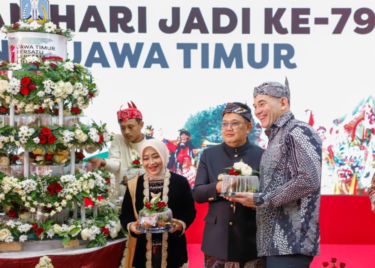 Pj Gubernur Jawa Timur Adhy Karyono memberikan potongan tumpeng pada peringatan Hari Jadi ke-79 Provinsi Jawa Timur kepada perwakilan negara sahabat.