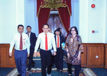 Pj Gubernur Jawa Timur Adhy Karyono menerima tim Pelayanan Kesehatan Bergerak yang akan berangkat ke Pulau Sapudi Kabupaten Sumenep, Madura.