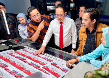 Pengecekan pencetakan surat suara untuk Pilkada serentak di PT Temprina, Kabupaten Gresik.