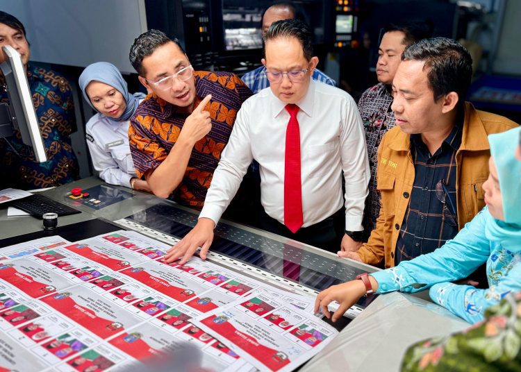 Pengecekan pencetakan surat suara untuk Pilkada serentak di PT Temprina, Kabupaten Gresik.