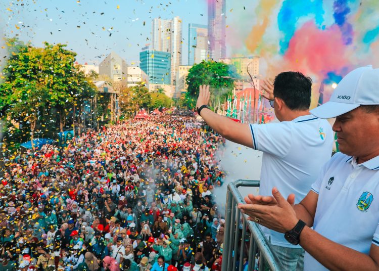 Jalan sehat Hari Santri Nasional yang diselenggarakan di depan Gedung Negara Grahadi.