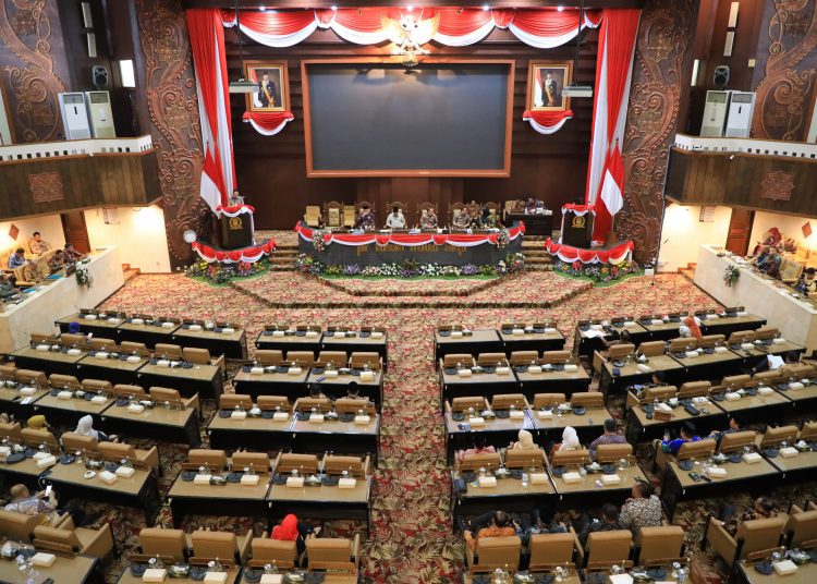 Rapat paripurna di DPRD Jatim dengan agenda penyampaian Pengantar Nota Keuangan Rancangan Raperda Provinsi Jawa Timur tentang APBD Tahun 2025.