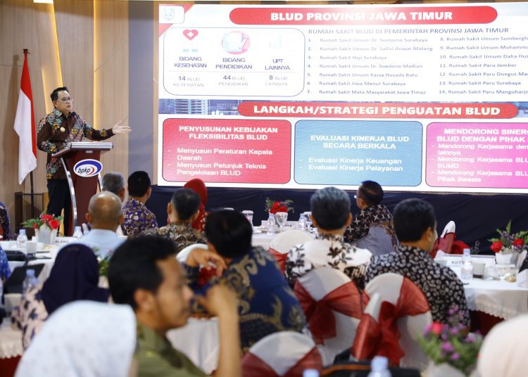 Pj Gubernur Jatim Adhy Karyono pada Workshop Penguatan Pengelolaan BUMD dan BLUD layanan kesehatan untuk kontribusi optimal dalam percepatan pembangunan ekonomi di daerah tahun 2024 di kantor BPKP Jatim.