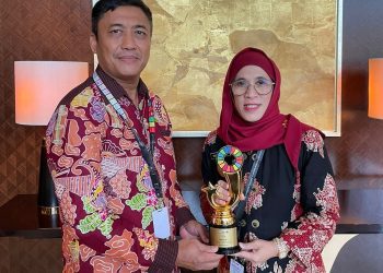 Kepala Bappedalitbang Surabaya Irvan Wahyudradjad bersama Penjabat Sementara Wali Kota Surabaya Restu Novi Widiani.