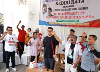 Tri Rismaharini dan Calon Bupati Kediri Hanindhito Himawan Pramana dalam acara Deklarasi Laskar Agraris Kediri Raya yang diadakan di Kali Tertek, Pare, Kediri.