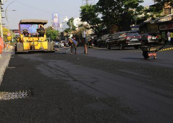 Foto ilustrasi, pengaspalan jalan di ruas jalan di Kota Surabaya.