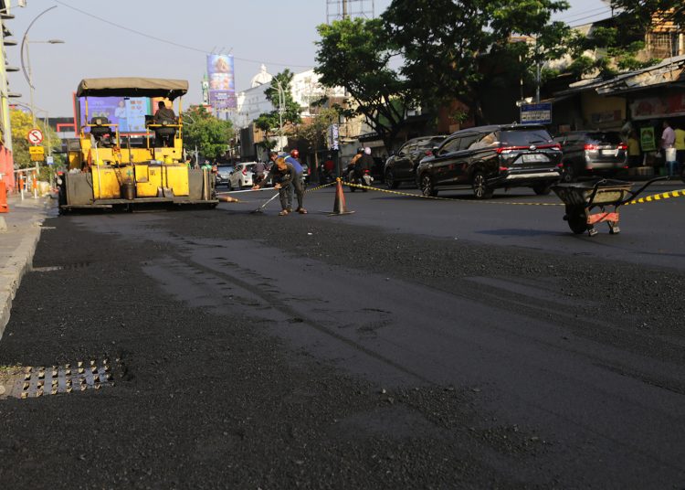 Foto ilustrasi, pengaspalan jalan di ruas jalan di Kota Surabaya.