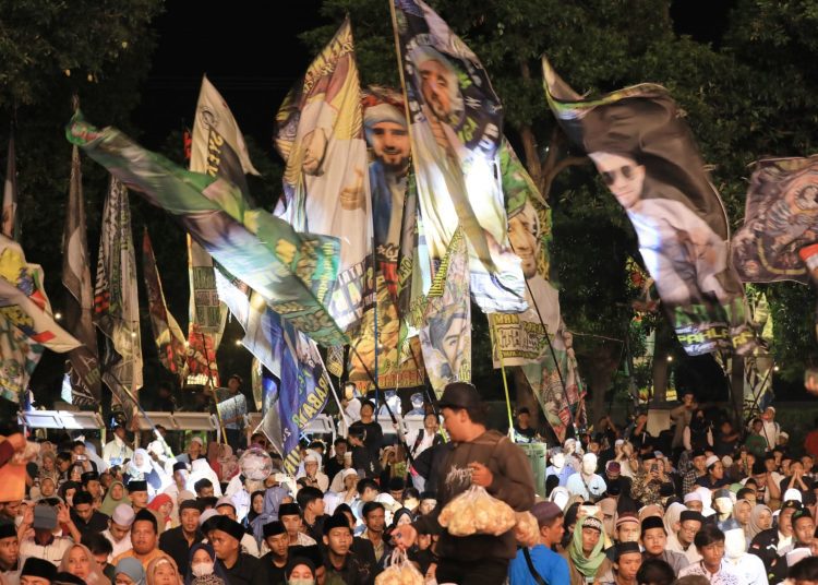 Gelaran Jawa Timur Bersholawat di halaman Masjid Nasional Al-Akbar Surabaya.