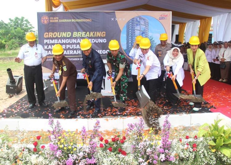 Ground breaking tanda dimulainya pembangunan gedung kantor pusat Perusahaan Daerah (PD) Bank Perkreditan Rakyat (BPR) Bank Daerah Bojonegoro.
