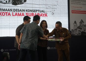 Penyerahan desain pengembangan kawasan Kota Lama dari Konsorsium II Program Kota Masa Depan UK Partnering for Accelerated Climate Transition di De Javasche Bank kepada Pemkot Surabaya.
